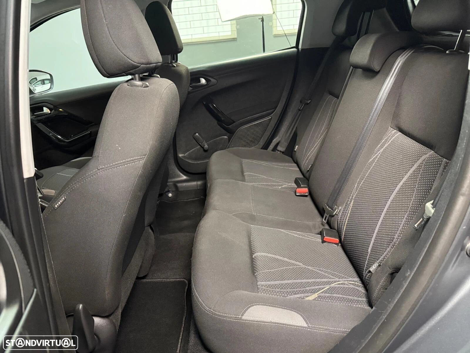 Peugeot 208 - 14