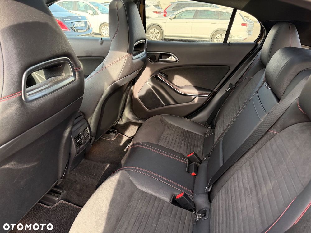 Mercedes-Benz GLA 220 4-Matic AMG Line - 23