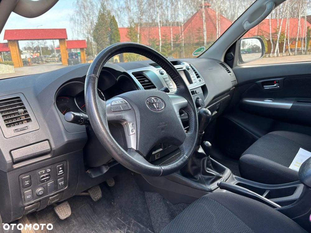 Toyota Hilux 2.5 D-4D SR5 - 28