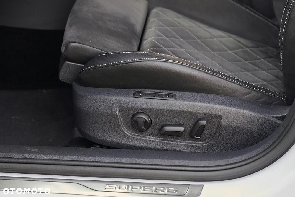 Skoda Superb 2.0 TDI DSG Sportline - 33