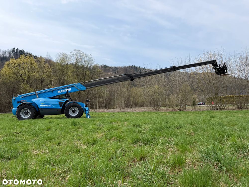 Manitou MT1840. Ładowarka Teleskopowa 18 metrów wysuw! UDŹWIG 4 TONY! Przebieg 2600 mtg. jak Nowa z SALONU. 2016 rok. z Norwegii z Gospodarstwa rolnego! Silnik PERKINS Turbo 110 km. Aktualne Serwisy w Dekra. Nowy Model sterowane wszystko z 1 dżojstika. Ani deka luzów czy wycieku. OKAZJA! Jazda REWERS + 4 biegi. Skręt 3 tryby. Wyjście Hydrauliczne pod przyczepę i oświetlenie, Poziomowanie ośi stabilizatory! Wyjścia Hydrauliczne na maszt! Okazja - 3