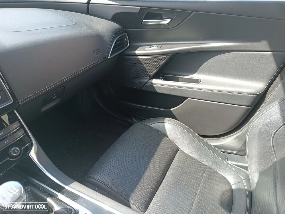Jaguar XE 20d Prestige - 8