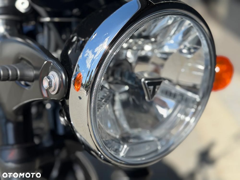 Triumph Bonneville - 9