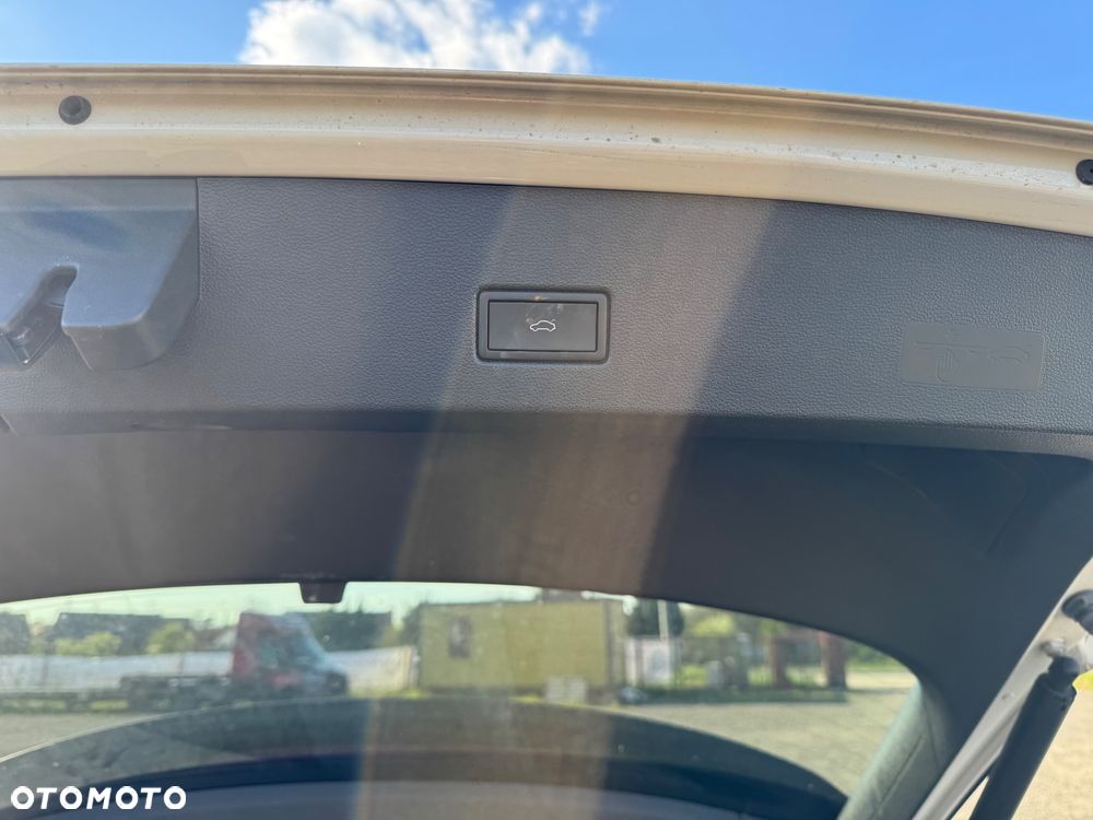 Volkswagen T-Roc 2.0 TDI SCR 4MOTION DSG R-Line - 33