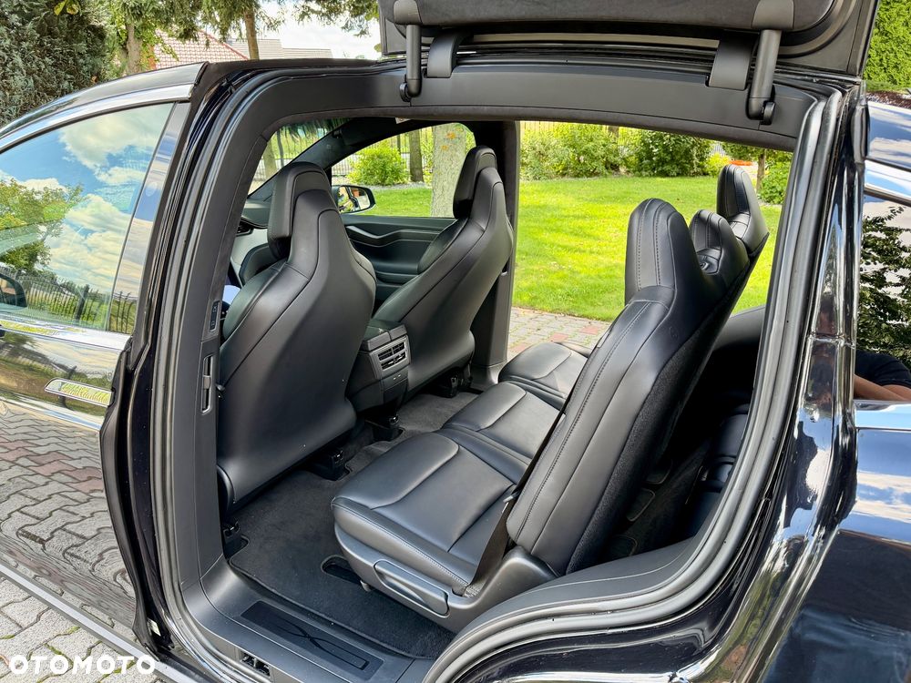 Tesla Model X - 21