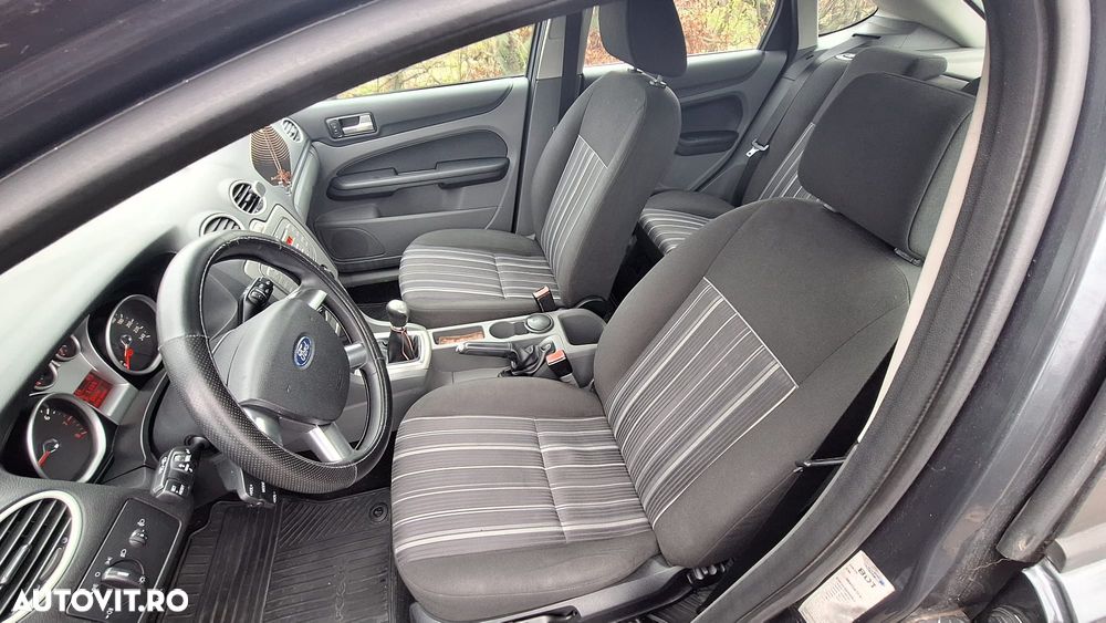 Ford Focus 1.4i Trend - 14