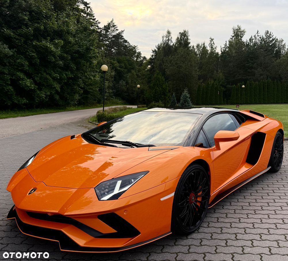 Lamborghini Aventador - 1