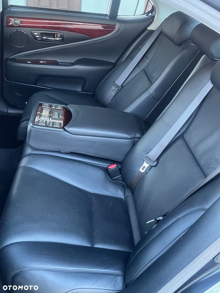 Lexus LS 600h - 24