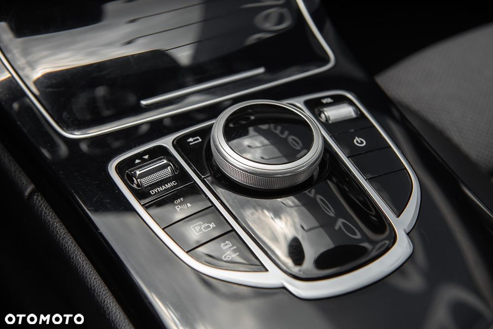 Mercedes-Benz Klasa C 300 e 4Matic 9G-TRONIC Edition Avantgarde - 28