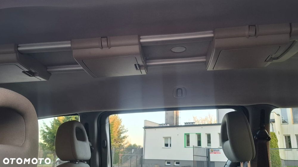 Chrysler Voyager 2.4 SE - 17