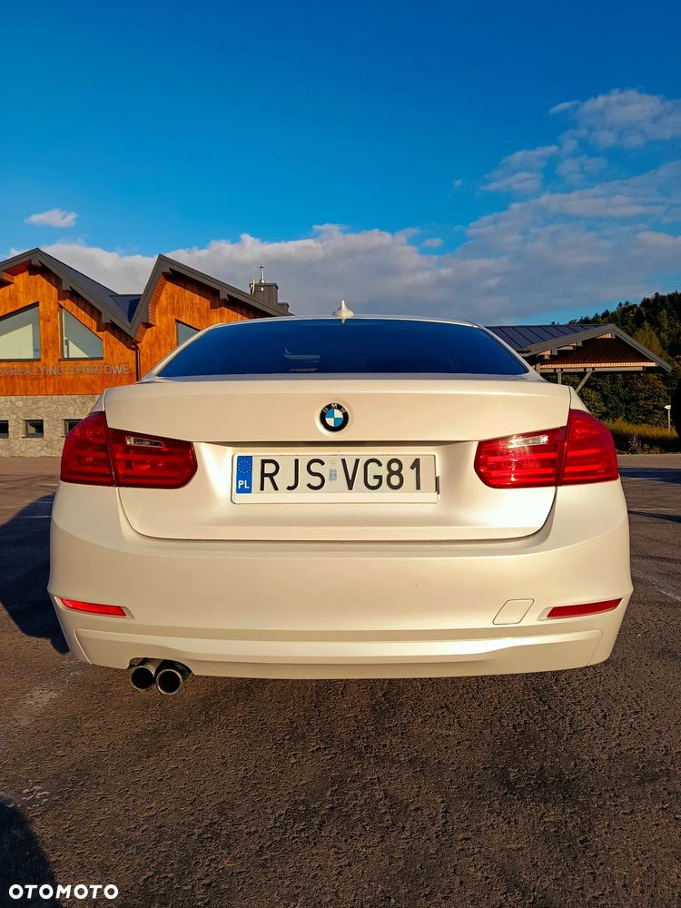 BMW Seria 3 328i xDrive Sport Line - 11