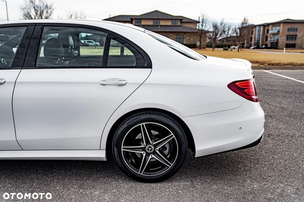 Mercedes-Benz Klasa E 300 9G-TRONIC Exclusive - 24
