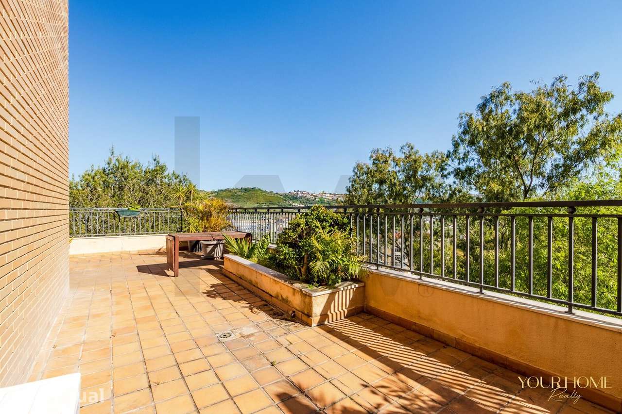 Loures | Exclusivo T3 com terraço panorâmico e box para 3 viaturas - Grande imagem: 3/37