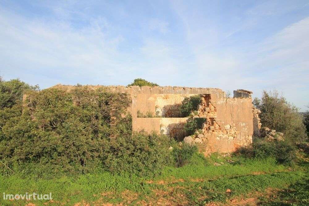 Quinta perto Amendoeiras Golfe com uma casa habitável e uma Ruina - Grande imagem: 3/8