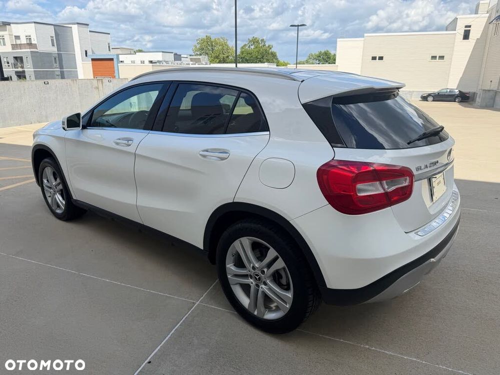 Mercedes-Benz GLA - 4