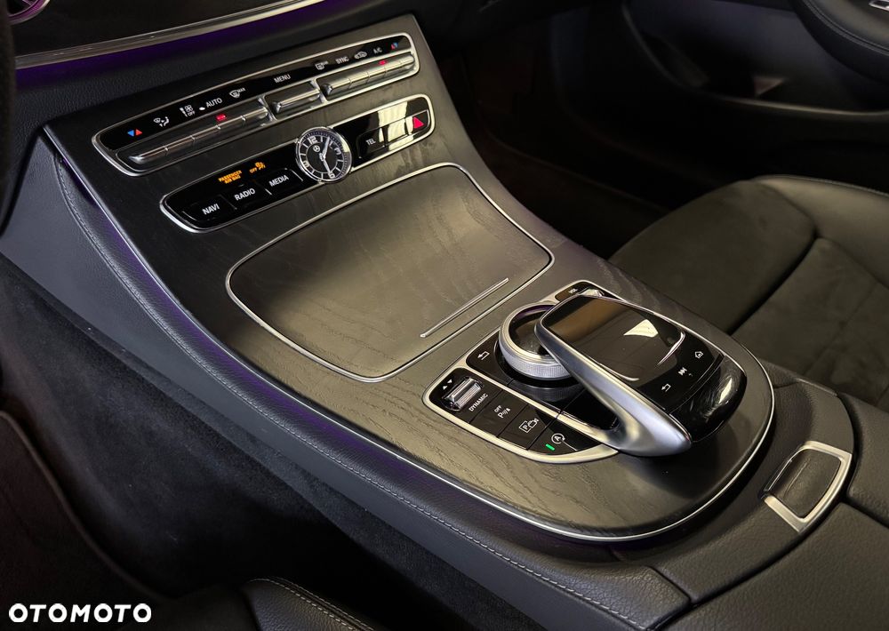 Mercedes-Benz Klasa E 300 9G-TRONIC AMG Line - 20