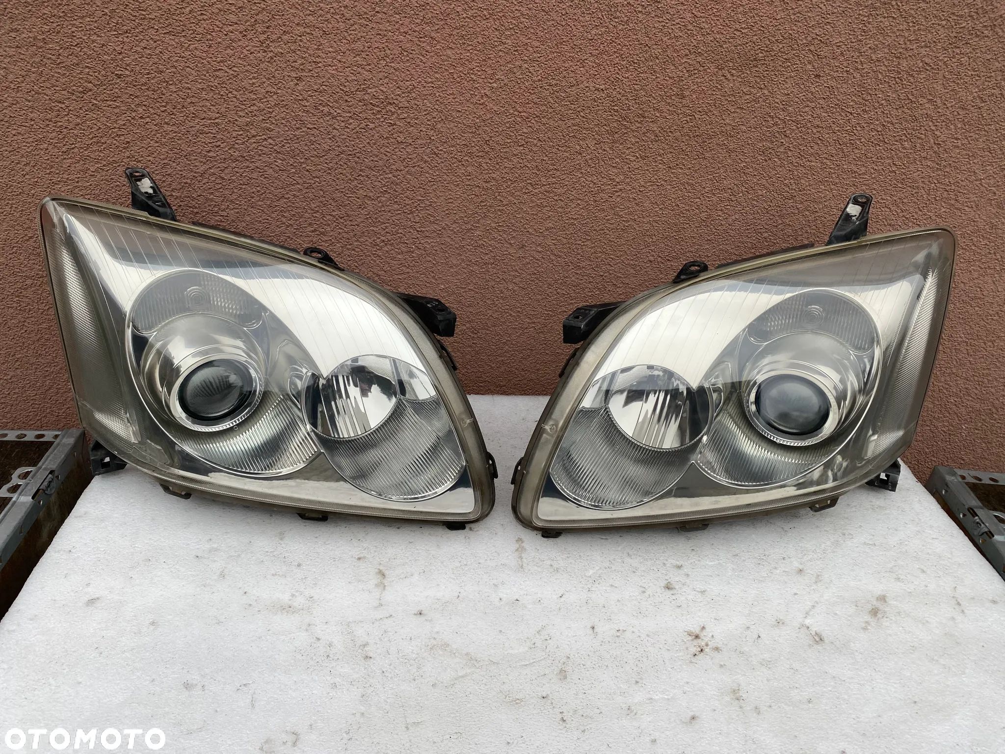 lampy avensis T25 komplet EU całe - 1