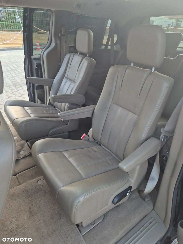 Chrysler Town & Country - 16