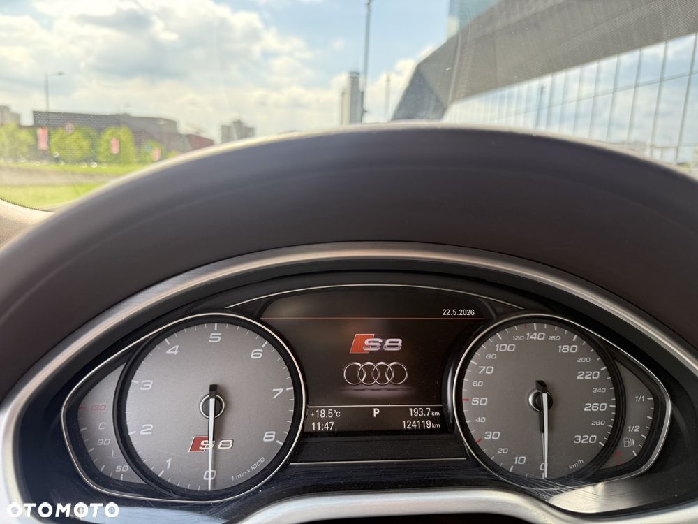 Audi S8 - 8