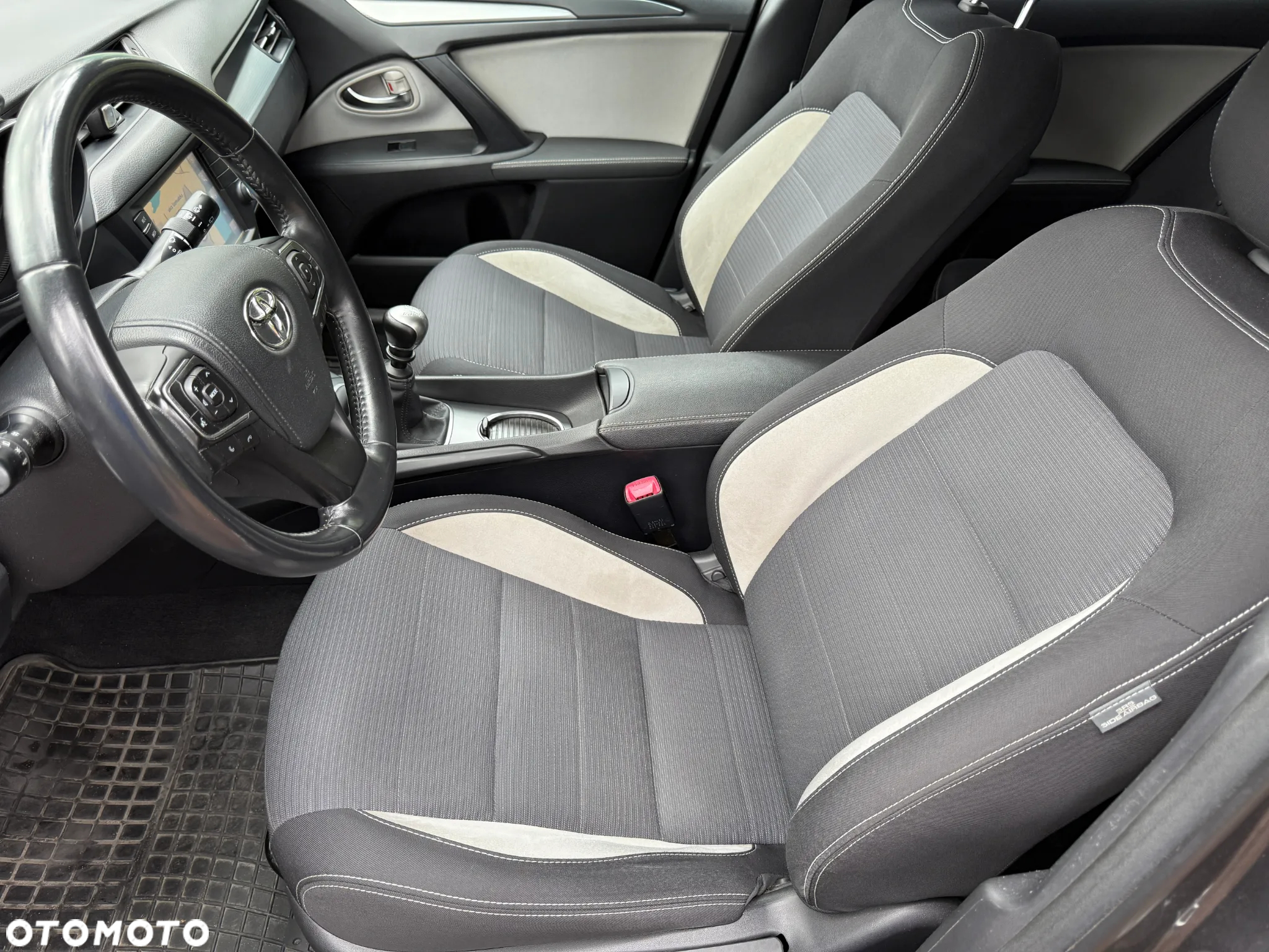 Toyota Avensis - 12