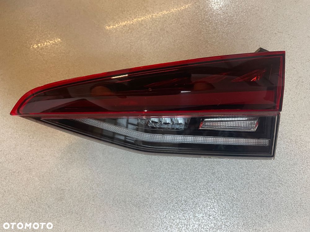 SKODA OCTAVIA IV KOMBI LAMPA W KLAPĘ PRAWY TYŁ  5E7945308A