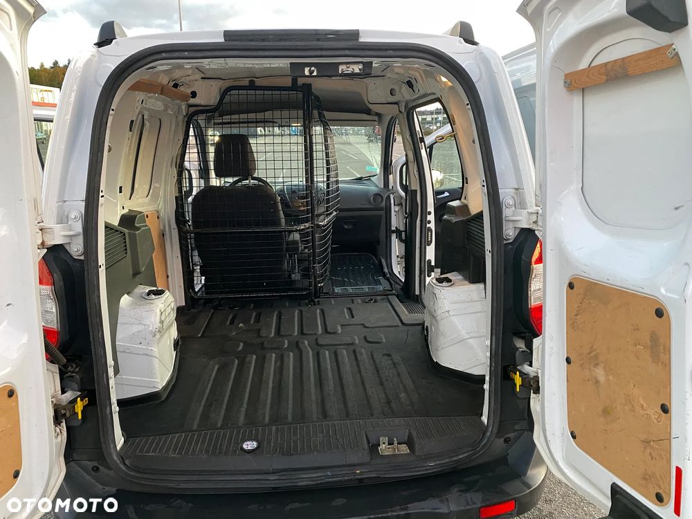 Ford Transit Courier - 26
