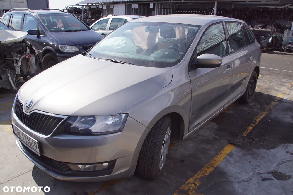 Auto na części - Skoda Rapid Lift 1.0 TSI 110 KM DKRC SEP LF8H 2019R Silnik Skrzynia Drzwi Maska Błotnik Klapa Zderzak Lusterko Klamka Szyba Lampa Deska Kokpit Sterownik Moduł Czujnik Licznik Wyświetlacz Panel Kierownica - 2