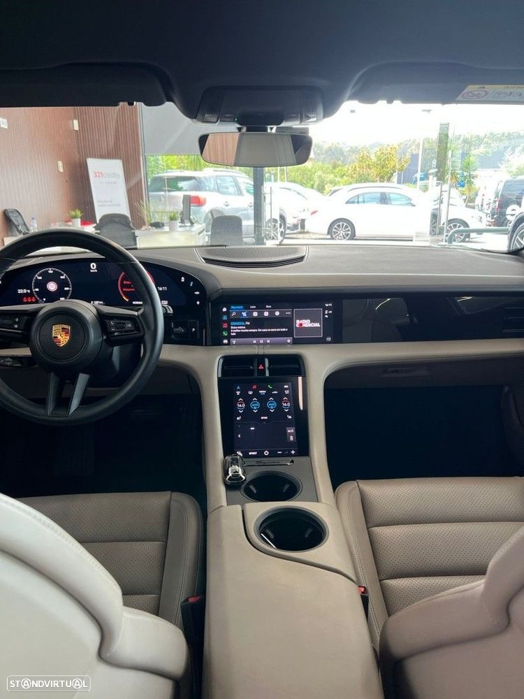 Porsche Taycan Cross Turismo 4 - 38