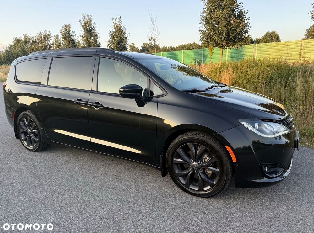 Chrysler Pacifica - 4