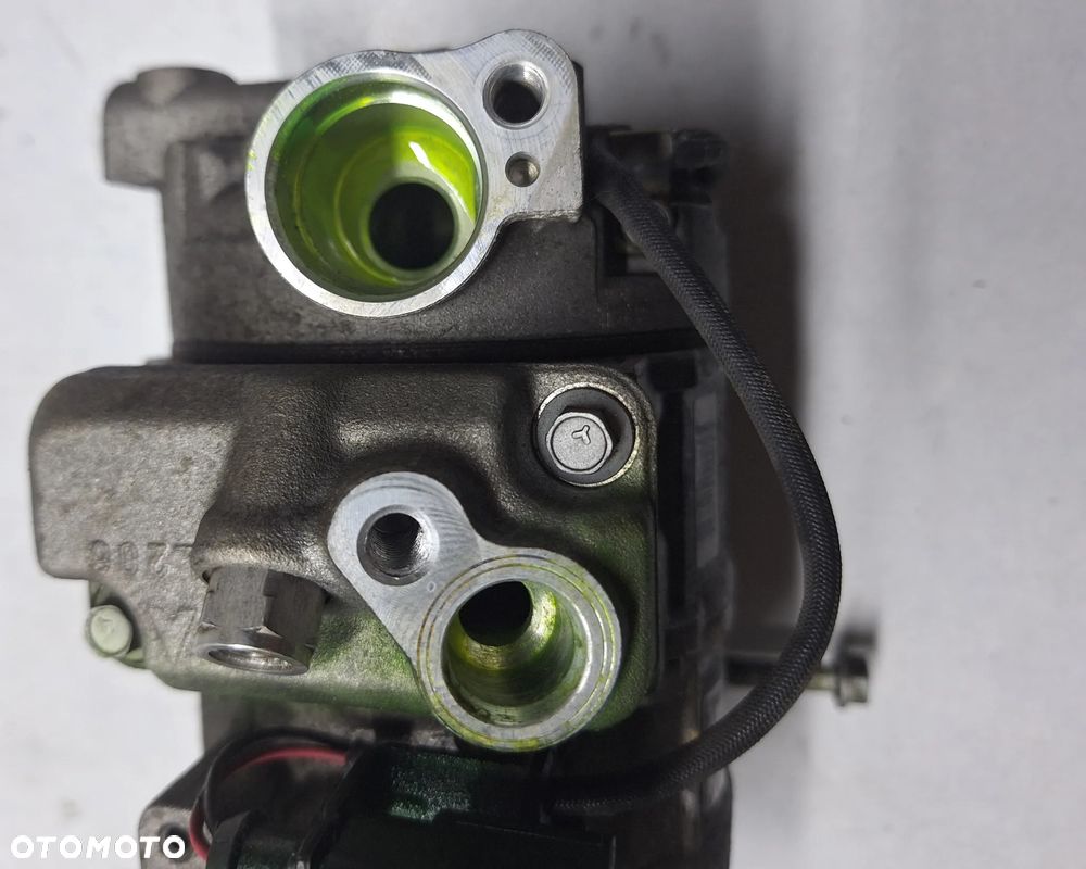 SPRĘŻARKA KLIMATYZACJI DENSO 8E0260805AS - AUDI A4/B6-3,0 V6 - 3