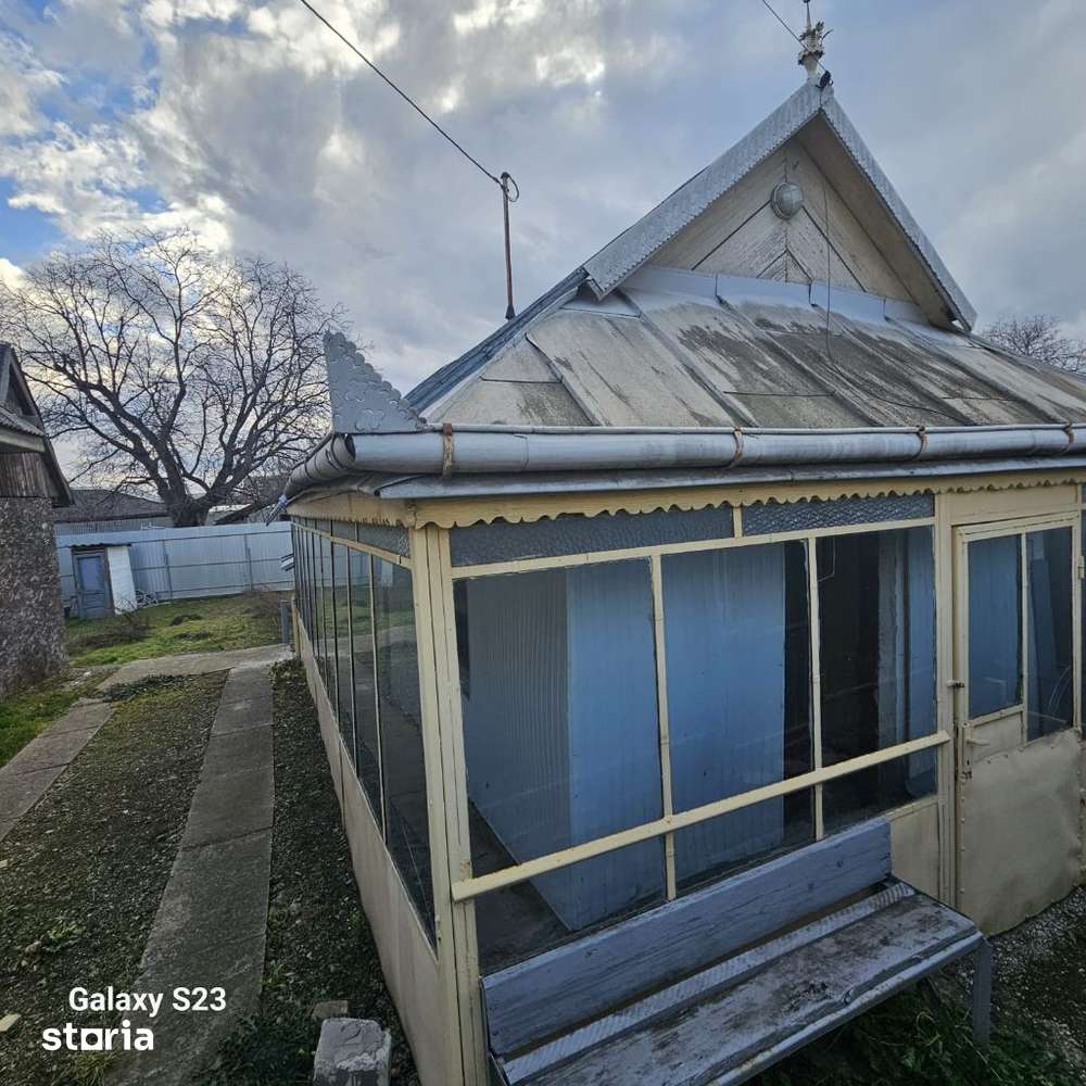 Casă bătrânească în zona Orasului Târgu Neamț, cu teren de 250 mp - Imagine principală: 2/9