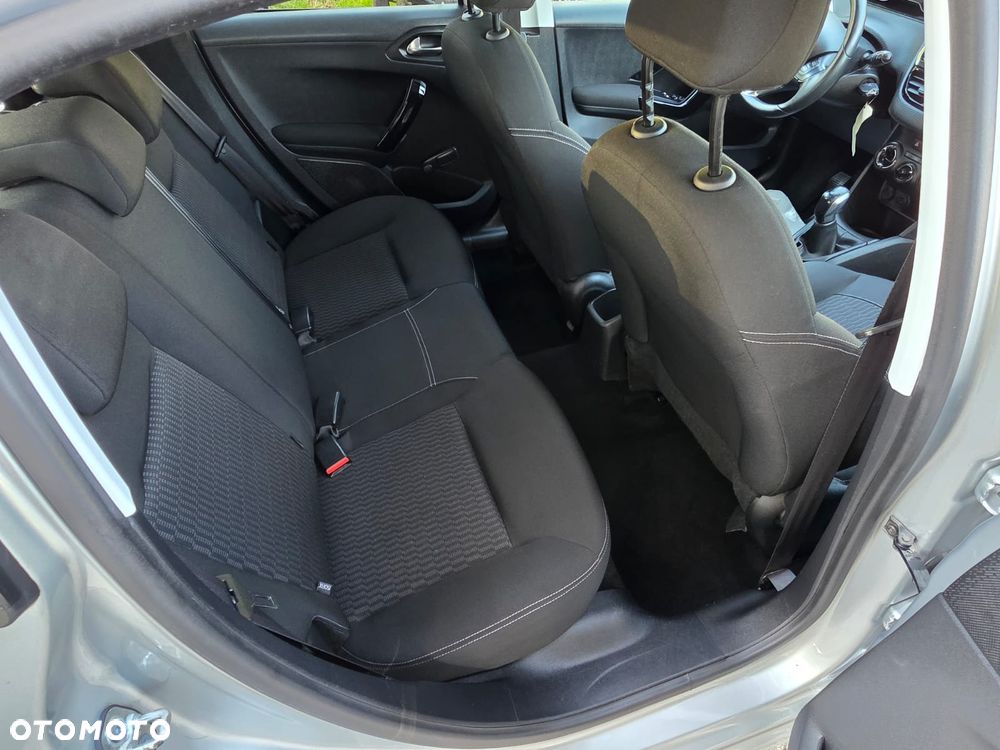 Peugeot 208 - 16