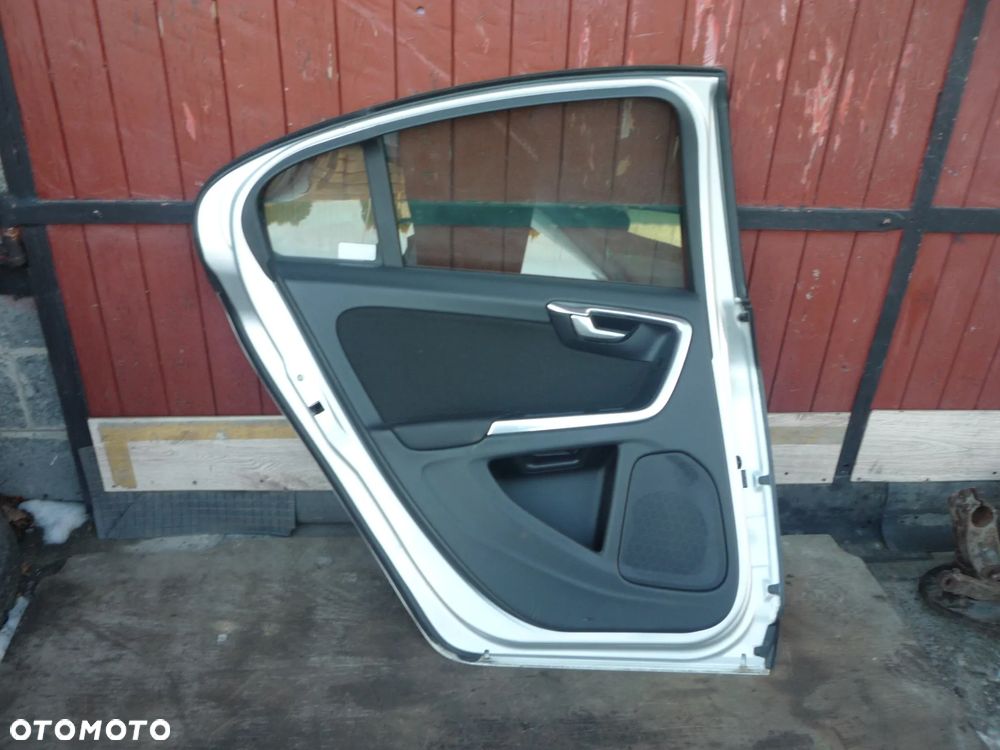 VOLVO S60 II DRZWI TYLNE LEWE KOMPLETNE 426-26 - 2