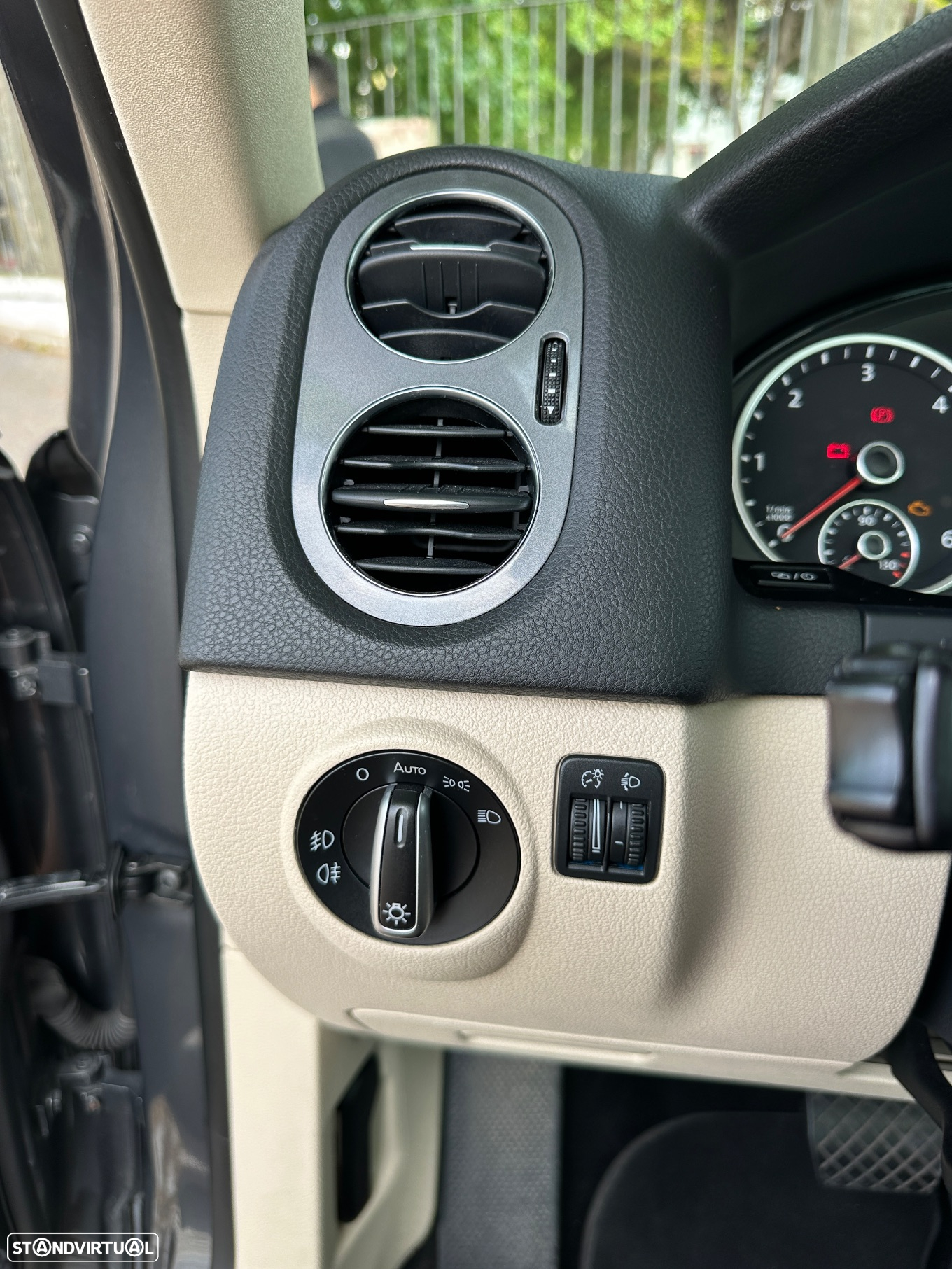 VW Tiguan 2.0 TDi Sport BlueMotion 4Motion DSG - 26