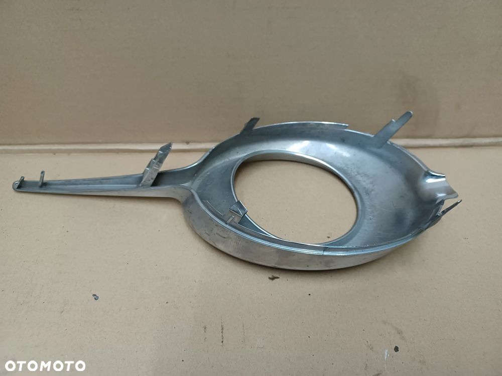 RAMKA HALOGENU LEWA TOYOTA RAV4 III LIFT - 2