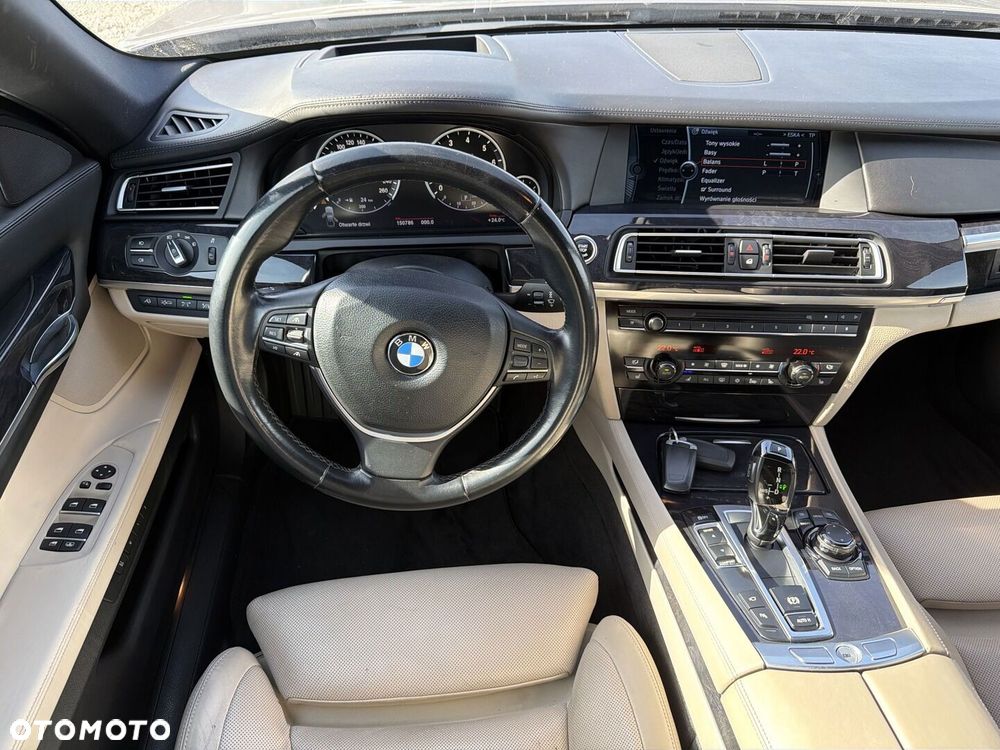 BMW Seria 7 750i - 12