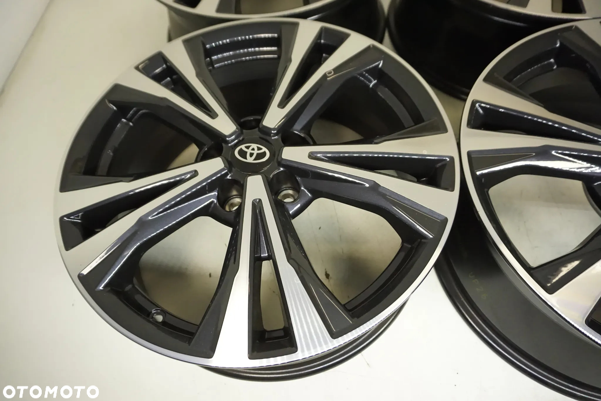 FELGI ALUMINIOWE 18 TOYOTA  CH-R AURIS AVENSIS RAV 4 COROLLA VERSO YARIS CROSS CAMRY  5X114,3 - 4
