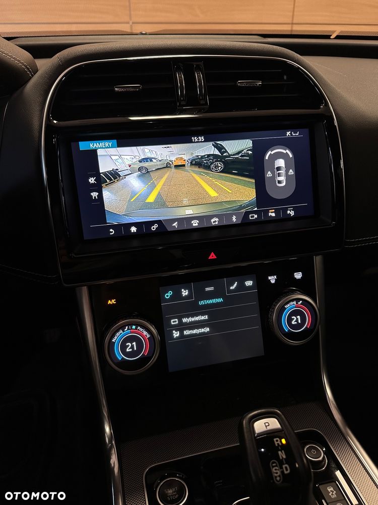 Jaguar XE 2.0 D180 R-Dynamic SE - 17