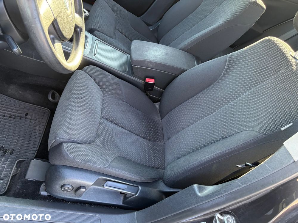Volkswagen Passat 1.6 - 17