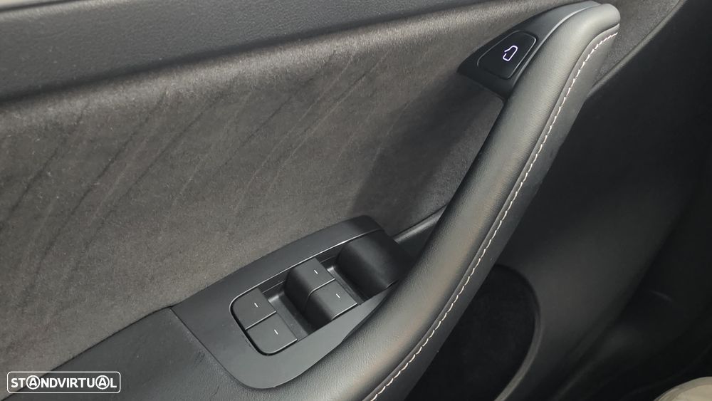 Tesla Model Y Long Range Tração Integral - 32