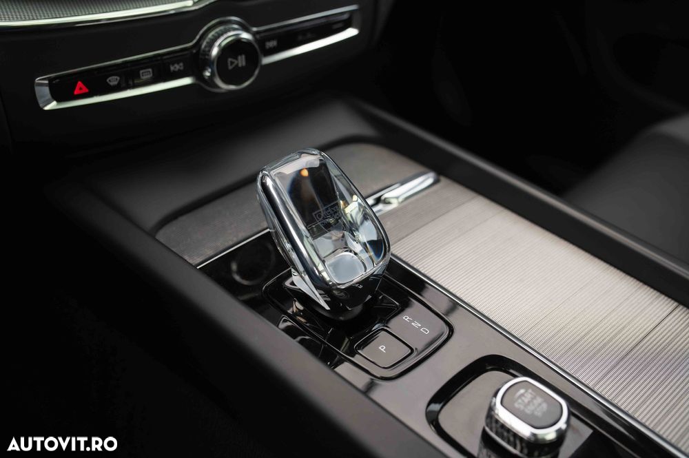 Volvo XC 60 B4 MHEV AT8 AWD R-Design - 31