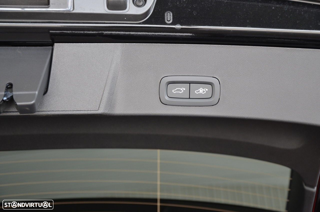 Volvo XC 40 2.0 B3 Black Edition - 2