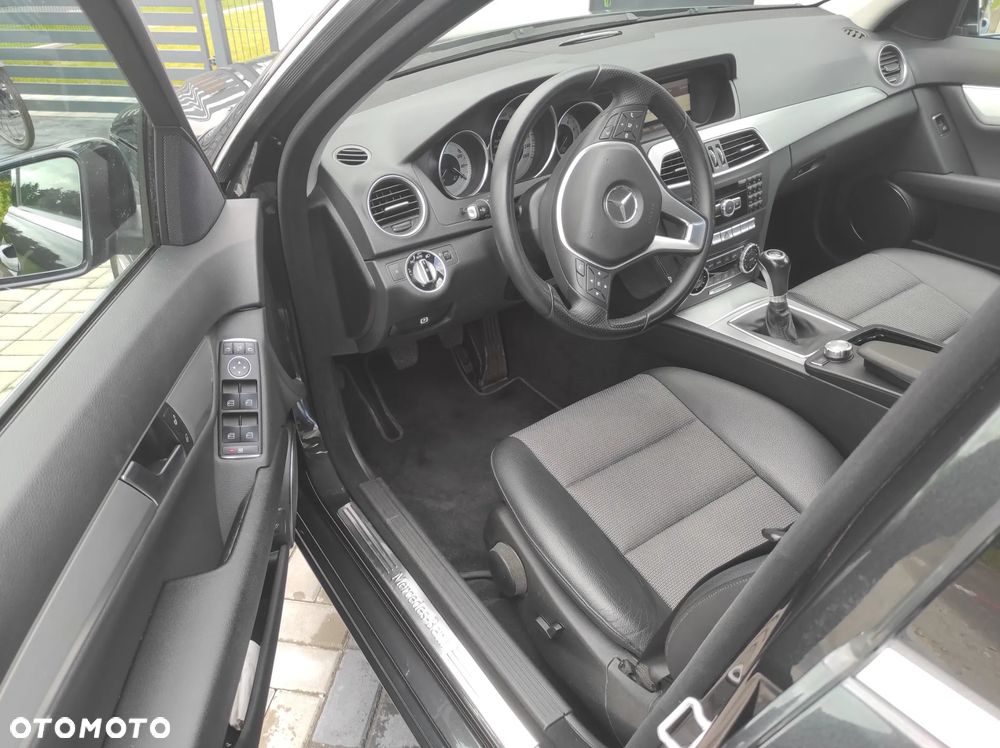 Mercedes-Benz Klasa C 180 CGI BlueEff Avantgarde - 16