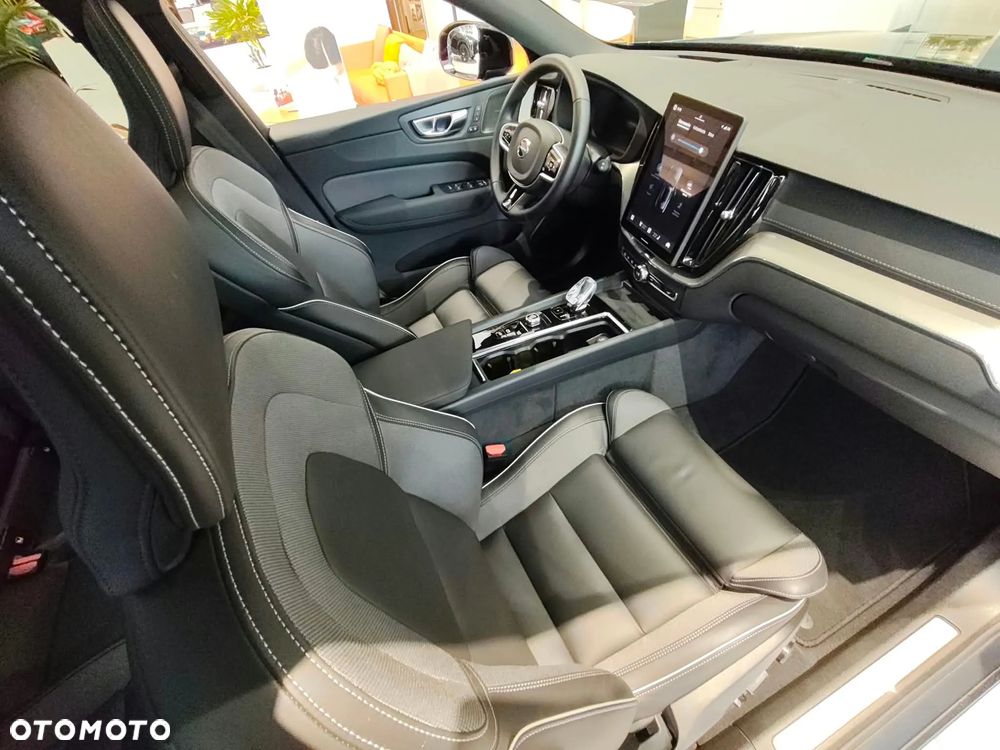 Volvo XC 60 T8 Plug-In Hybrid AWD Ultimate Black Edition - 19