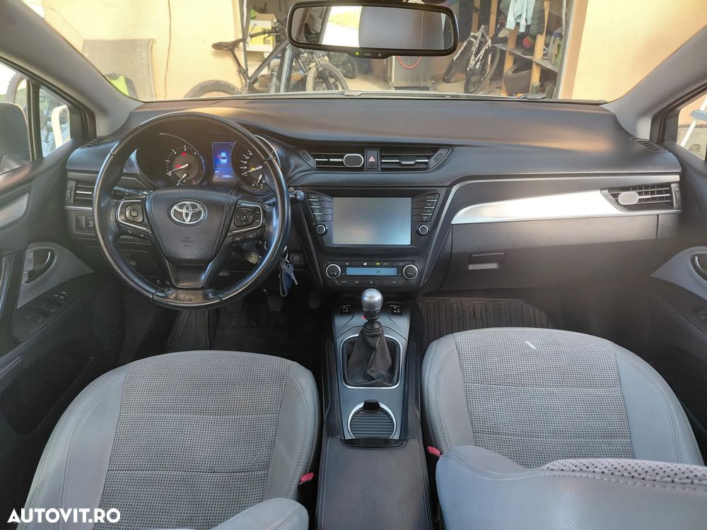 Toyota Avensis 2.0 D-4D Elegance - 12