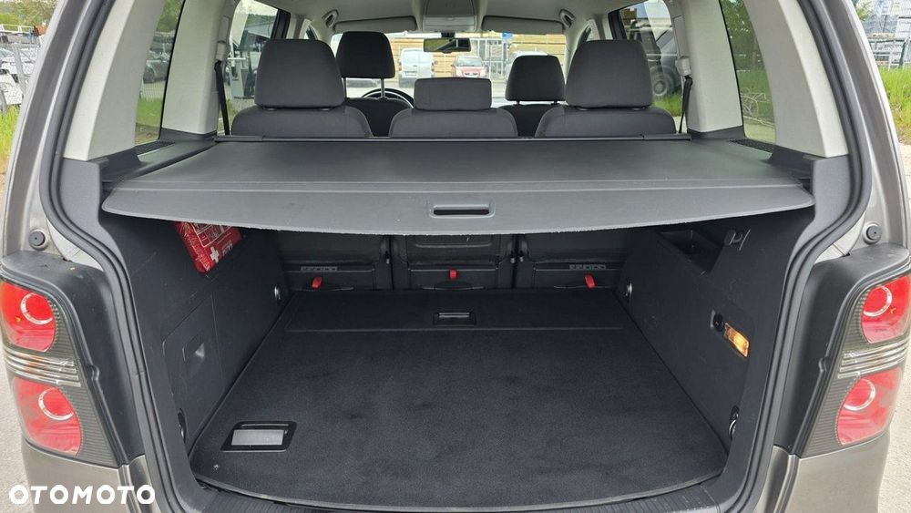 Volkswagen Touran - 21