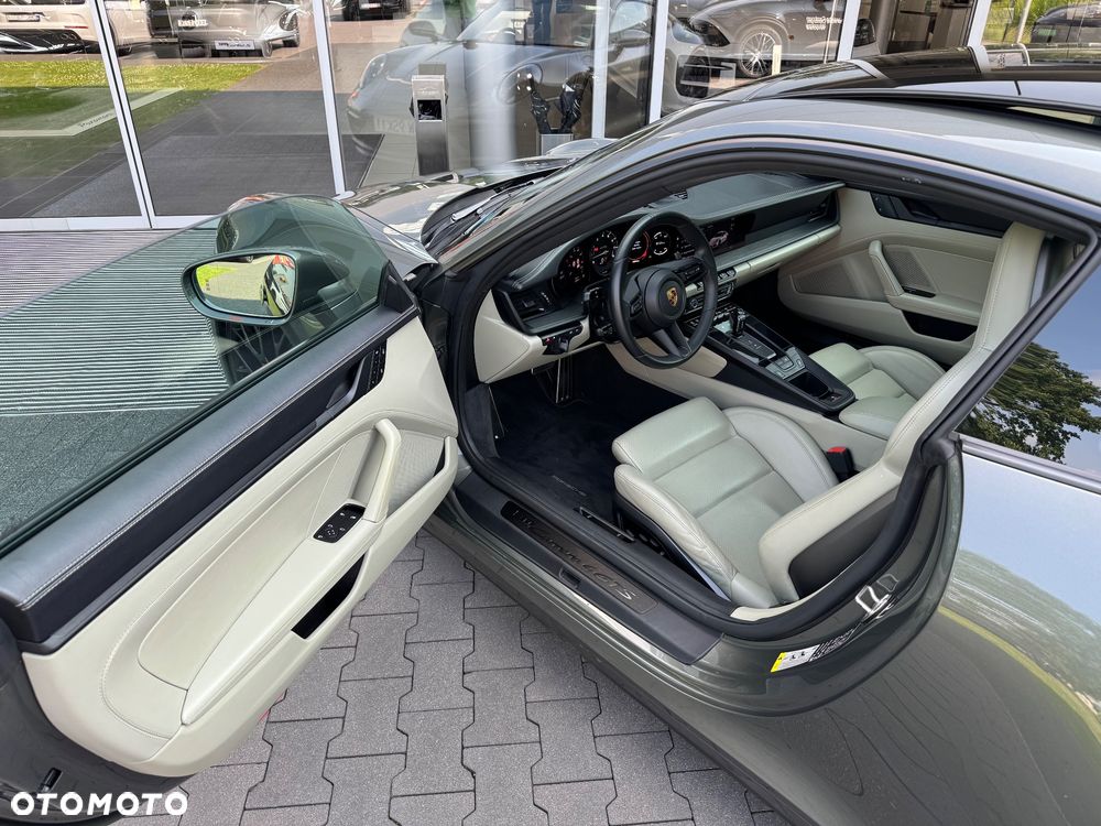 Porsche 911 Carrera 4 GTS - 21