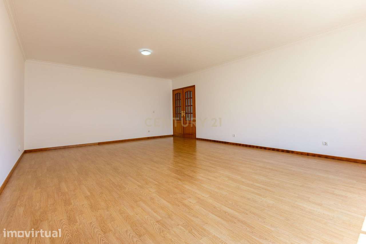 Apartamento T2 com Áreas Generosas e Box - Grande imagem: 3/21