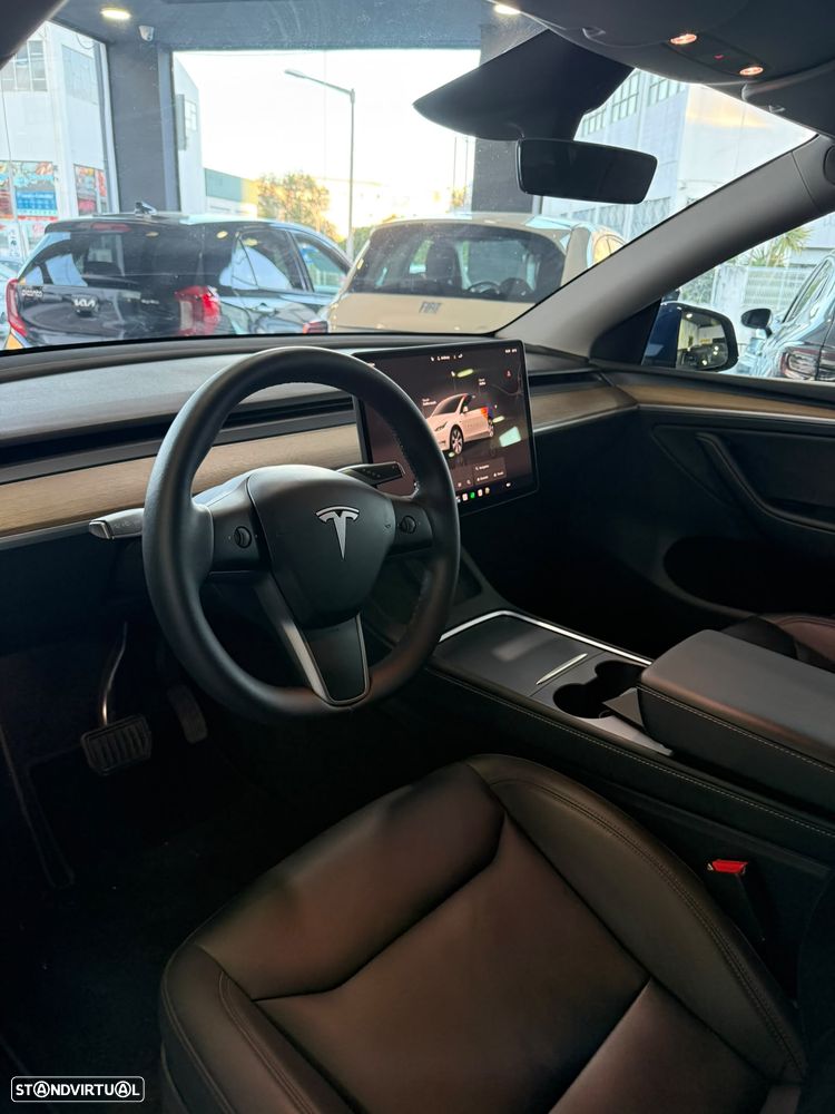 Tesla Model Y Standard RWD - 10