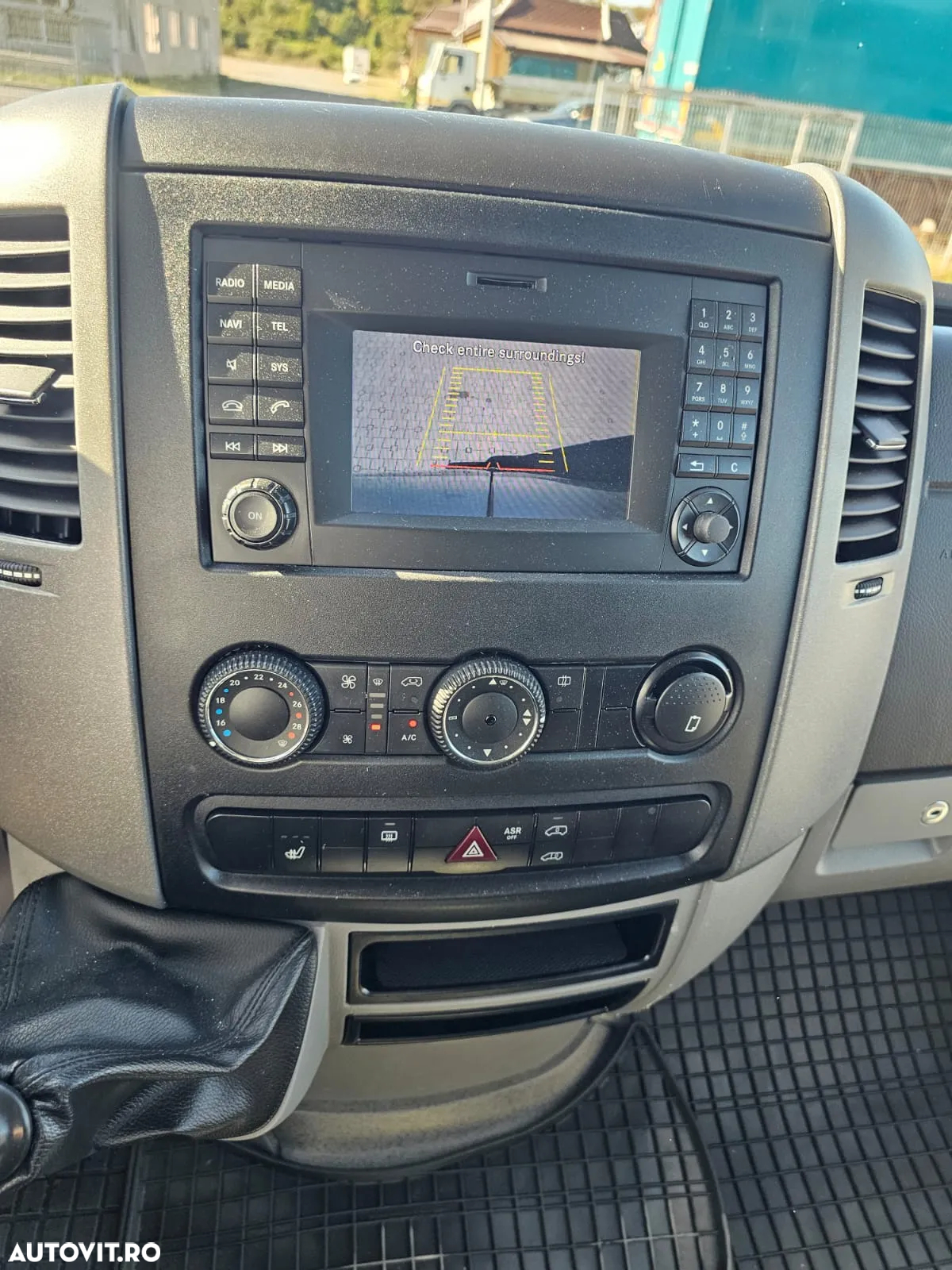 Mercedes-Benz Sprinter 316 CDI Model 2018 Climă Comenzi pe volan Pilot automat Navigație Mare Încălzire scaun șofer Scaun pe pernă aer Cameră video pe marșalier Banchetă 3 Locuri Rafturi metalice - 12